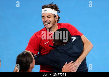 Sydney, Australia. 08th Jan, 2023. Taylor Fritz of USA festeggia la vittoria della partita e della Coppa 7-6 7-6 durante la finale tra Taylor Fritz of USA e Matteo Berrettini d'Italia alla United Cup Day 10 alla Ken Rosewall Arena, Sydney Olympic Park Tennis Centre, Sydney, Australia, il 8th gennaio 2023. Foto di Peter Dovgan. Solo per uso editoriale, licenza richiesta per uso commerciale. Non è utilizzabile nelle scommesse, nei giochi o nelle pubblicazioni di un singolo club/campionato/giocatore. Credit: UK Sports Pics Ltd/Alamy Live News Foto Stock