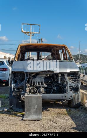 Abbandonato vecchio furgone in stato di rovina dopo essere stato bruciato. Immagine concettuale del vandalismo Foto Stock