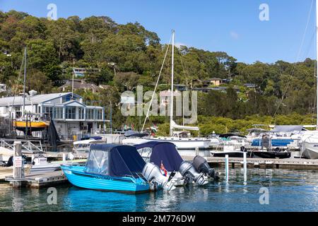 Porticciolo per barche a Bayview Sydney, barche a motore ormeggiate nel porticciolo per l'accesso alle acque di Pittwater come popolare area nautica di Sydney, NSW, Australia Foto Stock