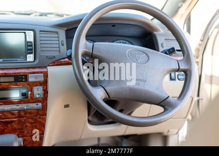 SWAT, Pakistan - 01 gennaio 2023: Volante a quattro razze di una vettura Toyota corolla con airbag srs Foto Stock