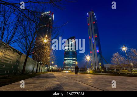 MILANO, 5 MARZO 2022 - tre Torri di notte nel quartiere della vita cittadina di Milano. Hadid Tower, Isozaki Tower e PWC Tower Foto Stock