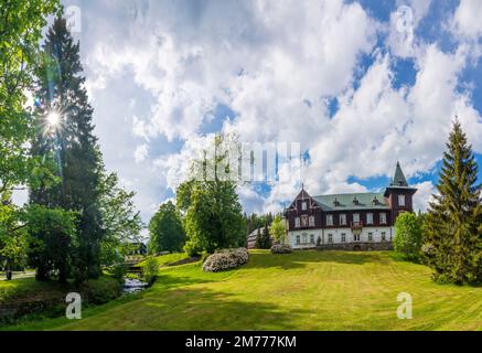 Karlova Studanka (Bad Karlsbrunn) : Villa Vlasta (1893–1894, ex Villa Wilhelm) in , Moravskoslezsky, Regione Moravo-Slesiana, Mährisch-Schlesis Foto Stock