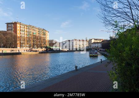 Milano, Italia-Gennaio 05,2023:le persone camminano lungo la riva del Naviglio Milanese e si rilassano nei pub, Milano, Italia. Foto Stock