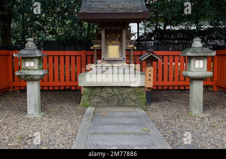 Shimogamo, 11 dicembre 2017: Altare nel Santuario Shimogamo di Kyoto. Honshu. Giappone. Foto Stock