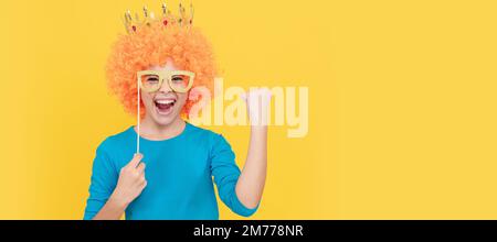 allegro ragazza bambino egoista in curly parrucca e principessa diadem indossare occhiali da festa, successo. Bambino adolescente divertente in parrucca, poster partito. Intestazione banner Foto Stock