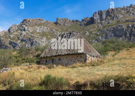 Teito, antica capanna in Valle del Lago, Asturie Foto Stock