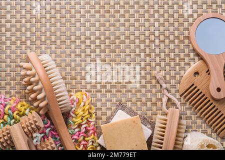 classici accessori da bagno su sfondo in vimini con spazio copyspace Foto Stock