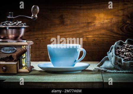 caffè composizione macinacaffè macinacaffè con fagioli e cucchiaio Foto Stock