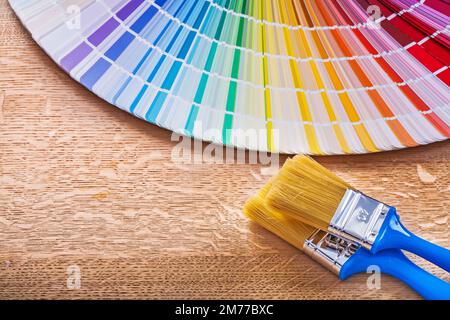 Spazzole di vernice con ventola pantone su tavola di legno concetto di manutenzione Foto Stock