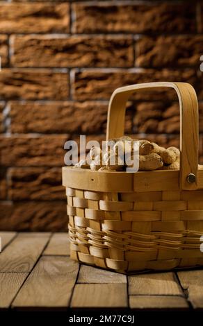 Arachidi nel cesto in legno Foto Stock