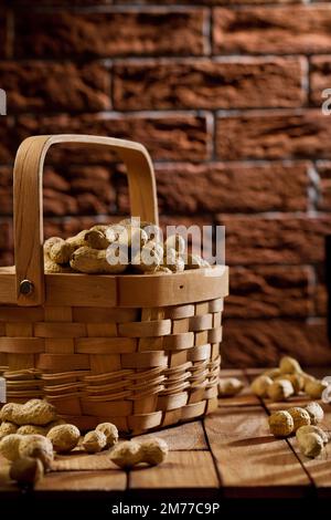 Arachidi in basket Foto Stock