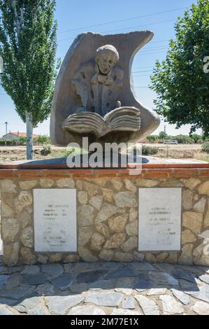 La Albuera, Spagna - 12th giugno 2021: Monumento di Hans Christian Andersen, in rappresentanza dell'autore che scrive il Ugly Duckling. Badajoz, Spagna. Foto Stock