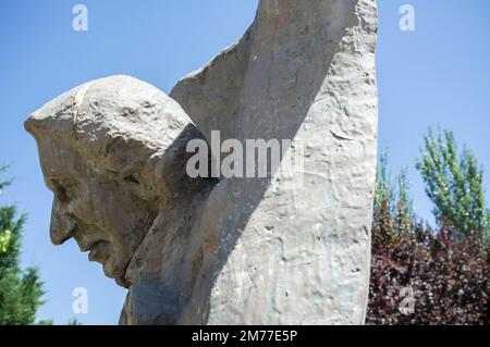 La Albuera, Spagna - 12th giugno 2021: Monumento di Hans Christian Andersen, in rappresentanza dell'autore che scrive il Ugly Duckling. Badajoz, Spagna. Foto Stock