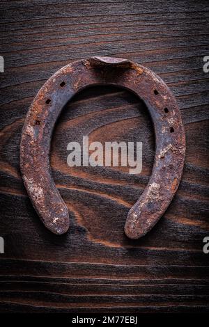 Arrugginito e di lunga durata su un'antica costruzione di legno scuro. Foto Stock