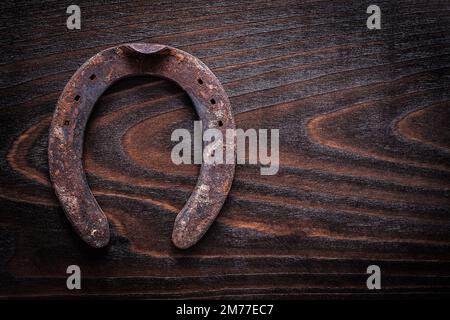 Cavallino in stile retrò arrugginito con design vintage in legno scuro. Foto Stock