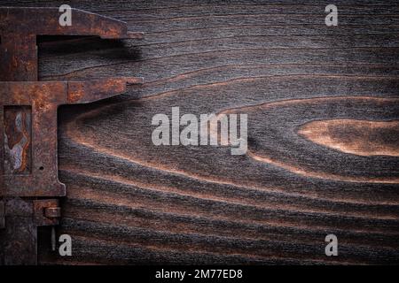 Pinze di misurazione in stile retrò arrugginito su fondo vintage in legno scuro concetto di costruzione. Foto Stock