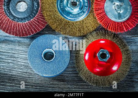 Set di utensili abrasivi su legno d'annata. Foto Stock