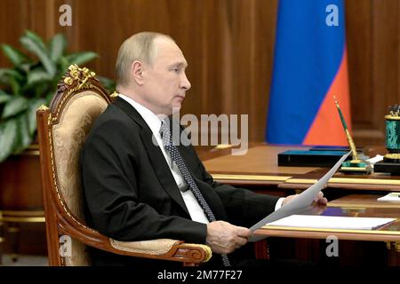 Vladimir PUTIN (Presidente Russia) siede alla scrivania, immagine singola, motivo singolo tagliato, mezza figura, mezza figura. il 01/03/2023. Foto: Il Cremlino Mosca via Foto Stock