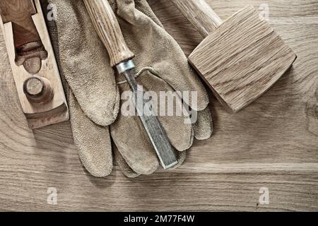 Set di utensili da falegname su tavola di legno. Foto Stock