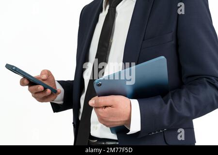 Foto ravvicinata di un uomo d'affari con smartphone e tablet in mano. Concetto di Internet e tecnologia nel business startup. Foto Stock