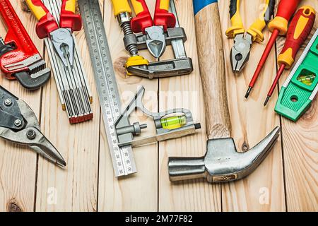 set di utensili da costruzione su tavole di legno Foto Stock