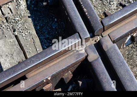 Primo piano per lo svincolo delle rotaie ferroviarie sui binari. Foto scattata durante il giorno con buona illuminazione Foto Stock