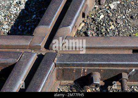 Primo piano per lo svincolo delle rotaie ferroviarie sui binari. Foto scattata durante il giorno con buona illuminazione Foto Stock