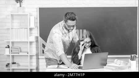 papà e figlia vicino al clackboard. torna a scuola. educazione infantile. Foto Stock