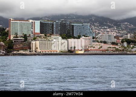 FUNCHAL, PORTOGALLO - 25 AGOSTO 2021: Si tratta di una vista dall'oceano alla moderna area turistica costiera della città. Foto Stock