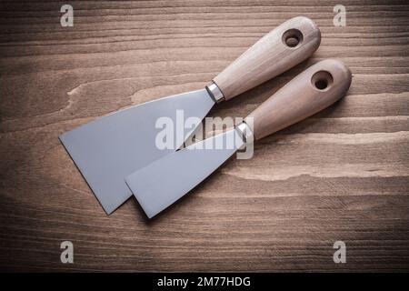 due coltelli stucco con manici in legno. Foto Stock