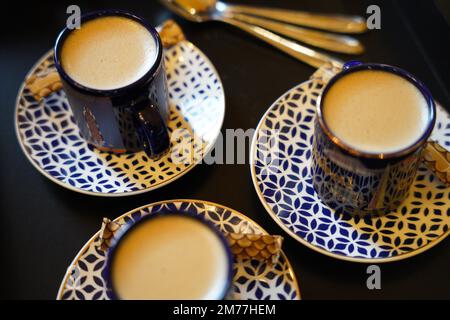 Caffè turco o francese con delizia in schiuma e set di servizio tradizionale. Set da caffè in ceramica blu e bianca Foto Stock