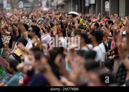 I cattolici filippini agitarono le mani in aria e sorreggono le statuine di Santo Nino mentre la canzone religiosa Batobalani sa Gugma viene suonata al B Foto Stock