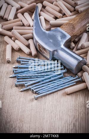 Tasselli in legno, chiodi in acciaio e struttura a martello. Foto Stock