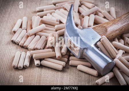 Tasselli in legno e martello da artiglio vista dall'alto immagine concetto di costruzione. Foto Stock