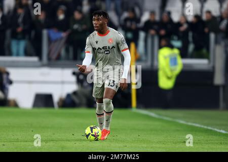 Torino, Italia. 07th Jan, 2023. Destiny Udogie di Udinese Calcio in azione durante la Serie Una partita di calcio tra Juventus FC e Udinese Calcio allo Stadio Allianz il 7 gennaio 2023 a Torino. Credit: Marco Canoniero/Alamy Live News Foto Stock