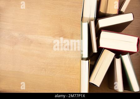 Composizione con libri sul tavolo e spazio copia Foto Stock