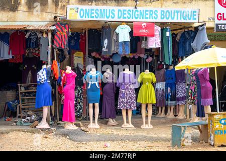 Negozio di abbigliamento Street vending nella Main Street di una piccola cittadina nel sud-ovest dell'Uganda. Foto Stock