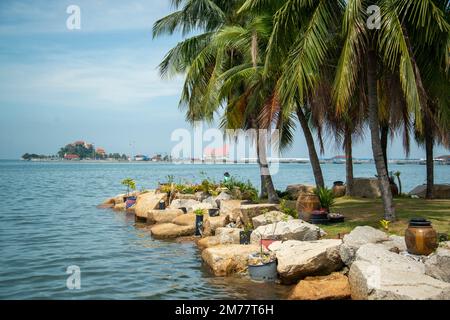Un parco al mare la città di si Racha nella provincia di Chonburi in Thailandia, Thailandia, Siracha, novembre 2022 Foto Stock