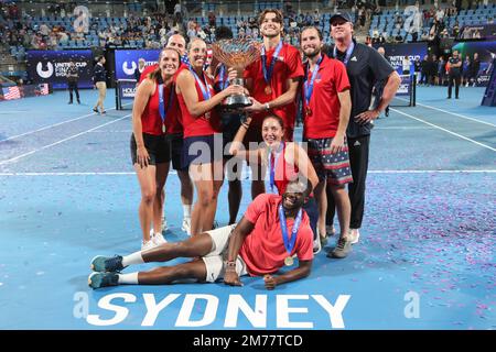 Sydney, Australia. 08th Jan, 2023. I Champions Team USA posano con il loro trofeo alla United Cup Day 10 alla Ken Rosewall Arena, Sydney Olympic Park Tennis Centre, Sydney, Australia, il 8th gennaio 2023. Foto di Peter Dovgan. Solo per uso editoriale, licenza richiesta per uso commerciale. Non è utilizzabile nelle scommesse, nei giochi o nelle pubblicazioni di un singolo club/campionato/giocatore. Credit: UK Sports Pics Ltd/Alamy Live News Foto Stock