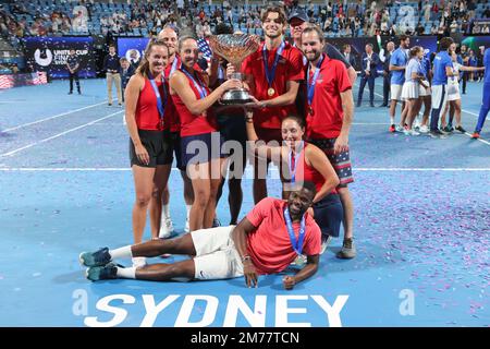 Sydney, Australia. 08th Jan, 2023. I Champions Team USA posano con il loro trofeo alla United Cup Day 10 alla Ken Rosewall Arena, Sydney Olympic Park Tennis Centre, Sydney, Australia, il 8th gennaio 2023. Foto di Peter Dovgan. Solo per uso editoriale, licenza richiesta per uso commerciale. Non è utilizzabile nelle scommesse, nei giochi o nelle pubblicazioni di un singolo club/campionato/giocatore. Credit: UK Sports Pics Ltd/Alamy Live News Foto Stock