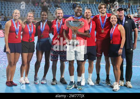 Sydney, Australia. 08th Jan, 2023. I Champions Team USA posano con il loro trofeo alla United Cup Day 10 alla Ken Rosewall Arena, Sydney Olympic Park Tennis Centre, Sydney, Australia, il 8th gennaio 2023. Foto di Peter Dovgan. Solo per uso editoriale, licenza richiesta per uso commerciale. Non è utilizzabile nelle scommesse, nei giochi o nelle pubblicazioni di un singolo club/campionato/giocatore. Credit: UK Sports Pics Ltd/Alamy Live News Foto Stock