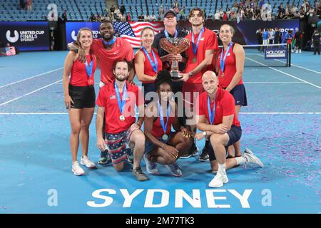 Sydney, Australia. 08th Jan, 2023. I Champions Team USA posano con il loro trofeo alla United Cup Day 10 alla Ken Rosewall Arena, Sydney Olympic Park Tennis Centre, Sydney, Australia, il 8th gennaio 2023. Foto di Peter Dovgan. Solo per uso editoriale, licenza richiesta per uso commerciale. Non è utilizzabile nelle scommesse, nei giochi o nelle pubblicazioni di un singolo club/campionato/giocatore. Credit: UK Sports Pics Ltd/Alamy Live News Foto Stock