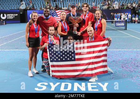 Sydney, Australia. 08th Jan, 2023. I Champions Team USA posano con il loro trofeo alla United Cup Day 10 alla Ken Rosewall Arena, Sydney Olympic Park Tennis Centre, Sydney, Australia, il 8th gennaio 2023. Foto di Peter Dovgan. Solo per uso editoriale, licenza richiesta per uso commerciale. Non è utilizzabile nelle scommesse, nei giochi o nelle pubblicazioni di un singolo club/campionato/giocatore. Credit: UK Sports Pics Ltd/Alamy Live News Foto Stock