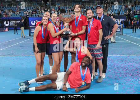 Sydney, Australia. 08th Jan, 2023. I Champions Team USA posano con il loro trofeo alla United Cup Day 10 alla Ken Rosewall Arena, Sydney Olympic Park Tennis Centre, Sydney, Australia, il 8th gennaio 2023. Foto di Peter Dovgan. Solo per uso editoriale, licenza richiesta per uso commerciale. Non è utilizzabile nelle scommesse, nei giochi o nelle pubblicazioni di un singolo club/campionato/giocatore. Credit: UK Sports Pics Ltd/Alamy Live News Foto Stock