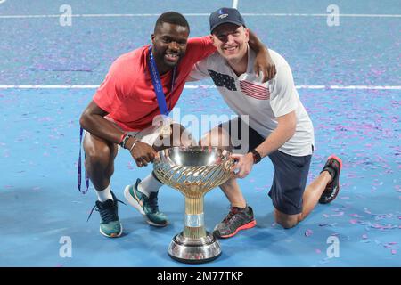 Sydney, Australia. 08th Jan, 2023. Frances Tiafoe of USA si presenta con il suo trofeo alla United Cup Day 10 alla Ken Rosewall Arena, Sydney Olympic Park Tennis Centre, Sydney, Australia, il 8th gennaio 2023. Foto di Peter Dovgan. Solo per uso editoriale, licenza richiesta per uso commerciale. Non è utilizzabile nelle scommesse, nei giochi o nelle pubblicazioni di un singolo club/campionato/giocatore. Credit: UK Sports Pics Ltd/Alamy Live News Foto Stock