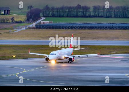 schwechat, austria, 4 gennaio 2022, Embraer E195LR , OE-LWA gestito da compagnie aeree austriache presso l'aeroporto internazionale di vienna Foto Stock