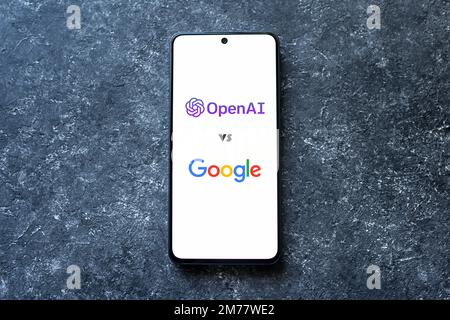 OpenAI ChatGPT bot vs Google sullo schermo del telefono su sfondo concreto, l'intelligenza artificiale sostituisce il concetto di Google. Swansea, Regno Unito - 3 gennaio 2023. Foto Stock