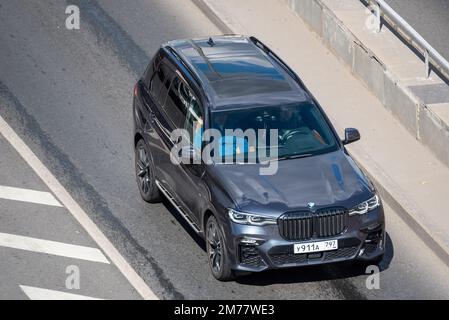 Mosca, Russia - 27 settembre 2022: Blu scuro tedesco SUV auto BMW X7 (G07) cavalca sulla strada Foto Stock