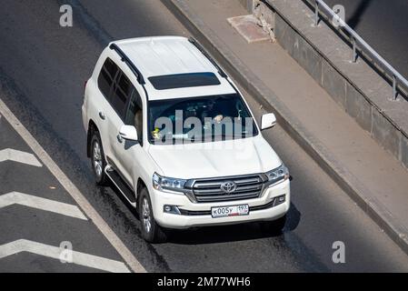 Mosca, Russia - 27 settembre 2022: Auto giapponese bianca SUV Toyota Land Cruiser 200 riacceso cavalca su strada Foto Stock