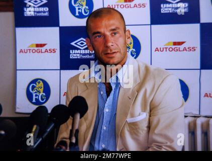 Londra, Regno Unito. 8th Jan, 2023. Gianluca Vialli terrà una conferenza stampa. Gianluca Vialli al campo di allenamento di Chelsea ad Harlington nel 1998, quando era il giocatore manager. Morì il 6th gennaio presso il Royal Marsden Hospital di Chelsea. Ha giocato 58 partite per Chelsea segnando 21 gol. Ha giocato 59 partite per l'Italia segnando 16 gol. Credit: Notizie dal vivo di Mark Thomas/Alamy Foto Stock